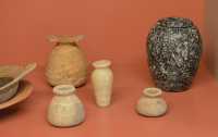 27 Vase de pierre et flacons de terre cuite