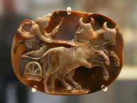 196 - Camée d'onyx (193-217) pouvant représenter l'impératrice Julia Domna en déesse Lune sur un char tiré par 2 taureaux
