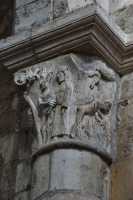 34 Chapiteau de la nef (11°S) Le démon présente une courtisane à Benoît qui se jette dans un buisson d'épines pour vaincre la tentation