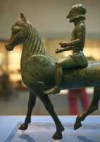 175 - Cavalier grec, Tarente (± 550) - Manquent sa lance, son bouclier & la crête de soncasque.JPG