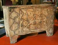 03 - Zapher-Papoura prè de Knossos (1350-1300) Cercueil de terre cuite décorée - Trous pour fixer le couvercle