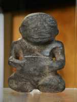 146 Statuette anthropomorphe en basalte (Îles Marquises)