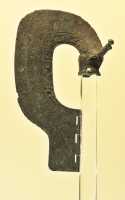 036 Arme (Yue) avec une tête de dragon - Zhou de l'Ouest (11° s) Bronze