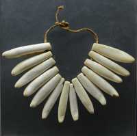 133 Collier de coquillages sculptés imitant les dents de cachalot (Îles Marquises)