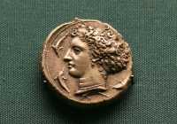 207 - Monnaie d'argent de Syracuse (415-400) La nymphe Aréthuse gravée par Kimon (KI sur le bandeau d'Aréthuse).JPG