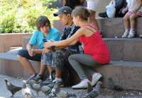 34 Enfant tenant un pigeon