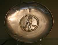 199 - Trésor de Chaourse (service de table complet) Plat romain en argent (200-270) Mercure avec un coq et un bouc