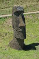68 Moai sur la pente du volcan
