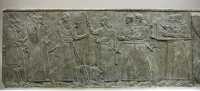 023 - Nimrud (± 860) Après une chasse, Assubanipal verse une libation sur un lion mort - Des musiciens jouent sur des harpes horizontales
