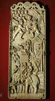 154 - Apothéose (Rome ± 400) Le défunt est sur un char tiré par 4 éléphants devant un bûcher funéraire d'où un dieu conduit son char vers le ciel - En haut il rejoint au ciel (zodiaque) ses ancètres - Monogramme des SYMMACHORUM