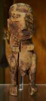 144 Statuette anthropomorphe en bois pétrole (Moorea)
