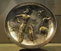 30 Plat - Le roi Yazdgard I tuant un cerf (Sassanide 5° siècle)