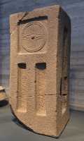06  Hazor -  Pierre dressée décorée d'un disque solaire avec des cornes (Saint des Saints du temple (15°-13°s.BC) Basalte