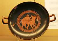 202 - Athènes (± 430) Coupe à figures rouges - Thésée capture le taureau de Marathon (amené de Crète par Héraclès) pour le sacrifier à Athéna