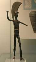 182 - Ombrie (500-475) Guerrier portant armure, jambières et casque attique