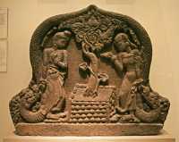 01 - Relief d'un autel - Java (15°s) Krishna accompagné de son épouse Satyabhama vole à Indra l'arbre magique Parijata