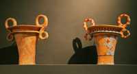 02 - Isopata pès de Knossos (1450-1400) Jarre à anses-ciseaux - A droite, réplique moderne d'une jarre minoenne