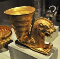 22 Rhyton royal en or en forme de lion (Achéménide - 5° siècle)