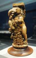 09 Pied de trône en ivoire - Gajasimha ou éléphant (gaja) lion (simha) - Inde - Dynastie Ganga (13°s)