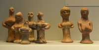 11 Statuettes féminines (8°-6°s.BC) généralement identifiées à Astarte ou Asherah, ces amulettes étaient dans les maisons particulières