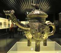 072 Vase à vin (He) Bec versur en forme de dragon - Printemps et automne (± 600) Bronze