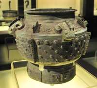041 Vase à aliments avec quatre têtes de bélier - Shang (13°-11° s) Bronze