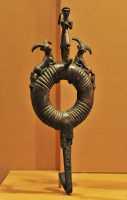 9 Etendard de bronze surmonté d'un bouc - Elamite (N.O de l'Iran - Fin 2° Millénaire)