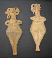 167, 2 - Enkomi, Chypre (1450-1200) Femmes à tête d'oiseau - L'une tient un enfant