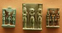 28 - Amulettes - La triade d'Harpocrates (Horus), Isis (sa mère) & Nephtys (soeur d'Isis) - Isis et Nephtys sont toutes deux soeurs et épouses d'Osiris