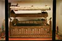 56 - Thèbes (25 dyn. 770-712) Cercueils gigognes en bois peint de la momie du prêtre thébain Djed-djehuty-iuef-ankh – Couvercle arrondi représentant le ciel surmonté du chacal-Wepwawet gardien des morts, faucons-Horus aux angles, 