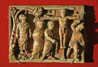 156 - Rome (420-430) Jésus en croix, Maie, Jean et un soldat - Judas se pend, les 30 deniers à ses pieds *
