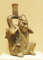 083 Vase - Homme portant une biche - Pérou Jequetepeque-Cupisnique (15°-9°s. BC)