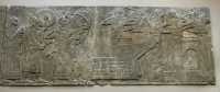 017 - Nimrud (± 860) Assurbanipal potégé par un porteur de bouclier tire des flèches, devant lui d'autres archers sont sur une machine de siège d'où un levier démantèle la muraille