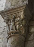 38 Chapiteau du transept nord - Derrière le chevalier prosterné, son cheval et son bouclier