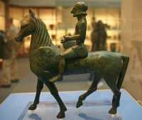 174 - Cavalier grec, Tarente (± 550) - Manquent sa lance, son bouclier & la crête de soncasque.JPG