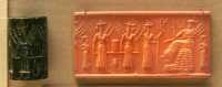 099 - Akkadien (± 2250) Le propriétaire du sceau suit 3 dieux de la végétation, l'un portant une charrue + déesse de la végétation assise sur une meule de foin