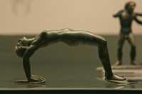 185 - Palestrina, Latium (± 300) Acrobate - Poignée de bronze d'un coffre