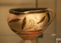 07 - Knossos (16°s) Tasse décorée de fleurs - Vaisselle du palais