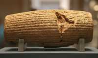 134 - Cylindre de Cyrus (550-530) décrivant la prise pacifique de Babylone en 539, la restauration des temples et la libération des déportés *