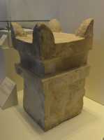 03 Autel de l'encens (9°s.BC - Megiddo) Les fugitifs qui saisissaient les cornes de l'autel avaient droit à la protection divine