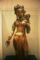 04 - Déesse Sitatara (la blanche Tara), Népal (14°s) Son attribut est le lotus, sa main levée signifie la prédication, sa main baissée signifie qu'elle exauce les prières 
