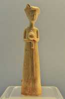 139 Femme tenant une jarre - Sui (581-618)