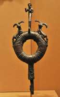 8 Etendard de bronze surmonté d'un bouc - Elamite (N.O de l'Iran - Fin 2° Millénaire)