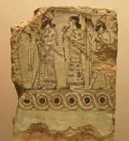 165 - Nimrud (875-850) Roi assyrien armé (arc & épée) présentant une coupe