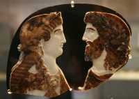 195 - Camée d'onyx (37-50) Portraits possibles de 2 femmes de la famille impériale représentées en Junon & Jupiter