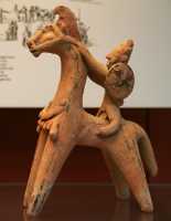 178 - Chypre (7°s) Guerrier, son cheval porte une crête et une armure sur le poitrail (influence assyrienne)