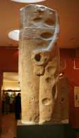 14 - Koptos (Prédynastique, début 4° mill) Statue colossale de Min, dieu de la fertilité, tenant son phallus de la main gauche - Statue taillée avec des outils de pierre