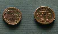 214 - Monnaies de bronze de Néron (54-68) Les portes fermées du temple de Janus évoquent la paix - L'arc de Néron célèbre ses victoires en Perse
