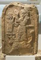 4 Orant devant un dieu monté sur un taureau (10°-8°s.BC - Syrie du nord - Basalte)