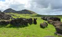 25 Tongariki et le Rano Raraku d'où vienent ses Moai B